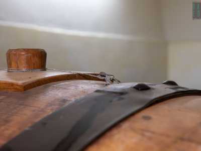 Il ciclo produttivo inizia a fine giugno, quando i frutti vengono raccolti e poi spezzettati e lasciati a macerare per quattro anni con alcol, zucchero, acqua cristallina e aromi naturali segreti